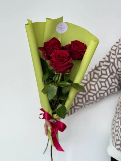 Букет из 3 Эквадорских роз в упаковке